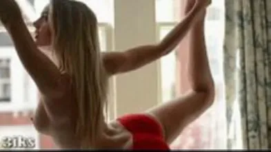 Красотка на одной ноге