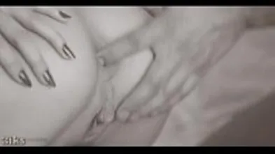 Вводит палец в попку