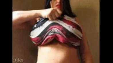 Оголила большие сиськи