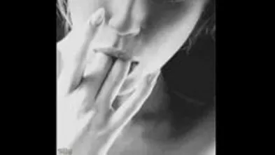 Обсасывает пальцы