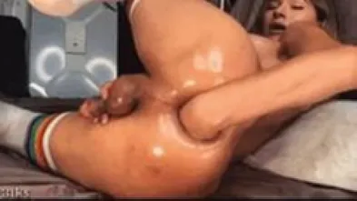 Транс дерёт себя в очко