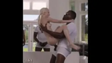 Негр насаживает маленькую блондинку