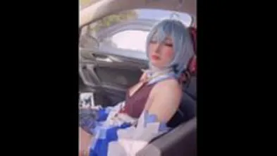 Голубоволосой красотке оголяют грудь