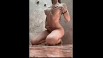 Эротично поглаживает себя в душе